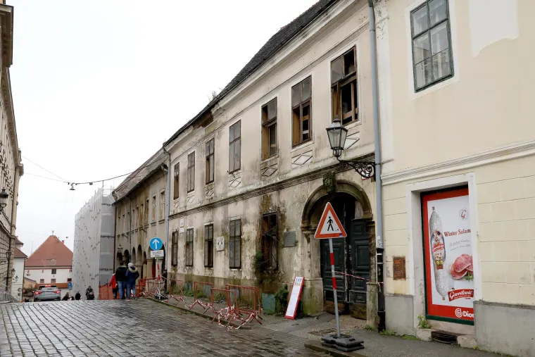 Kraj Vlade i Sabora propada Palača. Trebala je postati muzej, a na kraju postala ruglo grada