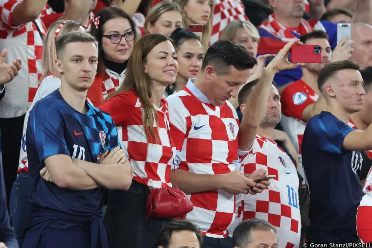 Jeste li primijetili u čemu se Livakovićeva supruga pojavila na tribinama?