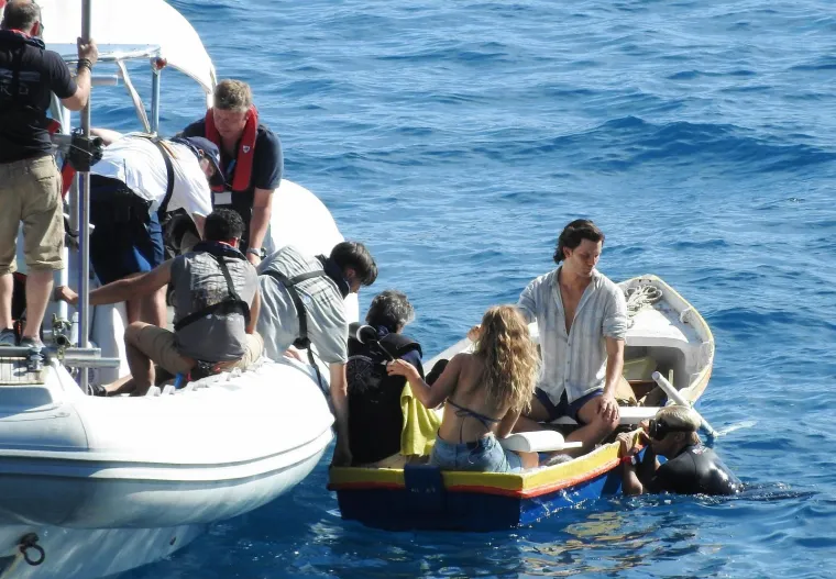 POČELO JE SNIMANJE NA OTOKU VISU: Glumci Lily James i Jeremy Irvine na filmskom setu mjuzikla 'Mamma Mia 2'