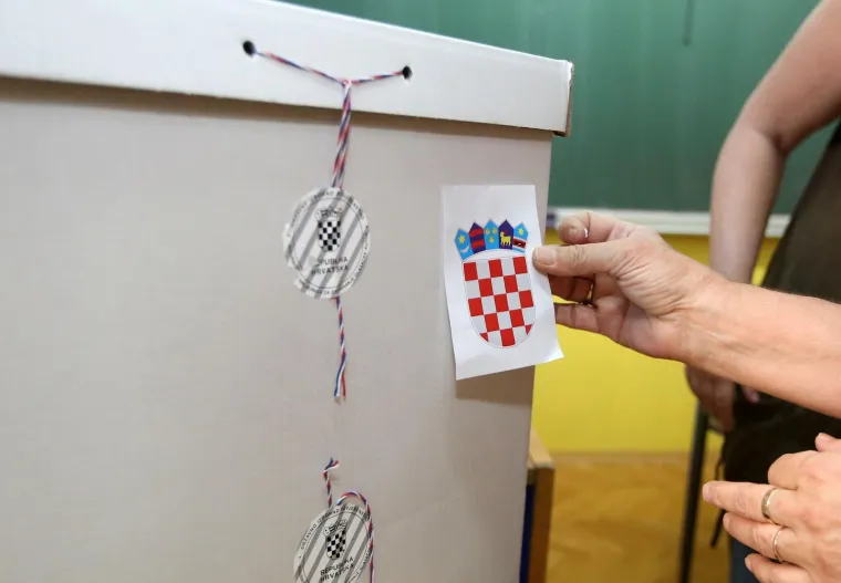 Građani pohrlili na birališta širom Hrvatske: Mnogi pod maskama i sa svojim olovkama, mnogi bez ičega