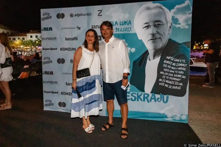 Dalićev sin Toni ima diplomu iz digitalnog marketinga, a osim toga je i poznati DJ. &quot;Toni je na mamu, a Bruno na mene. Toni je impulzivan borac za pravdu, dok je Bruno mirniji i staloženiji. Najvažnije je da su odgojeni da budu pošteni i cijene druge.&quot;, rekao je naš izbornik.