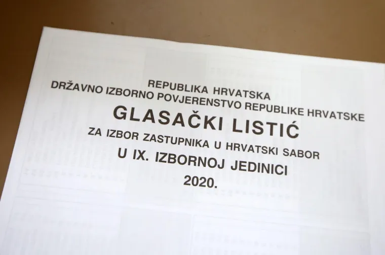 Građani pohrlili na birališta širom Hrvatske: Mnogi pod maskama i sa svojim olovkama, mnogi bez ičega