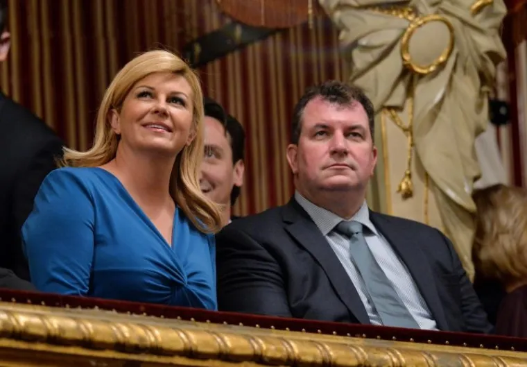 KOLINDA JE SAMO SJEDILA I UŽIVALA: Pogledajte kako je bilo na koncertu na kojem predsjednica nije dotrčala na pozornicu