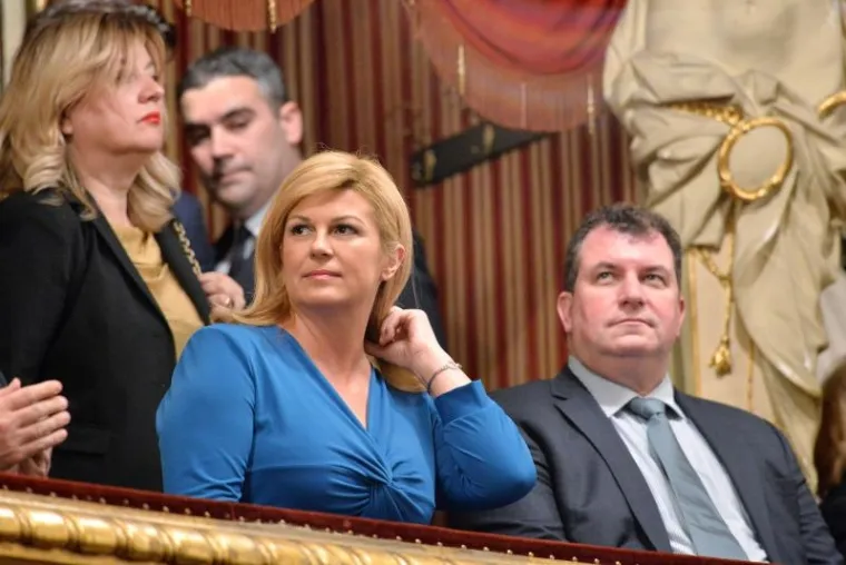 KOLINDA JE SAMO SJEDILA I UŽIVALA: Pogledajte kako je bilo na koncertu na kojem predsjednica nije dotrčala na pozornicu