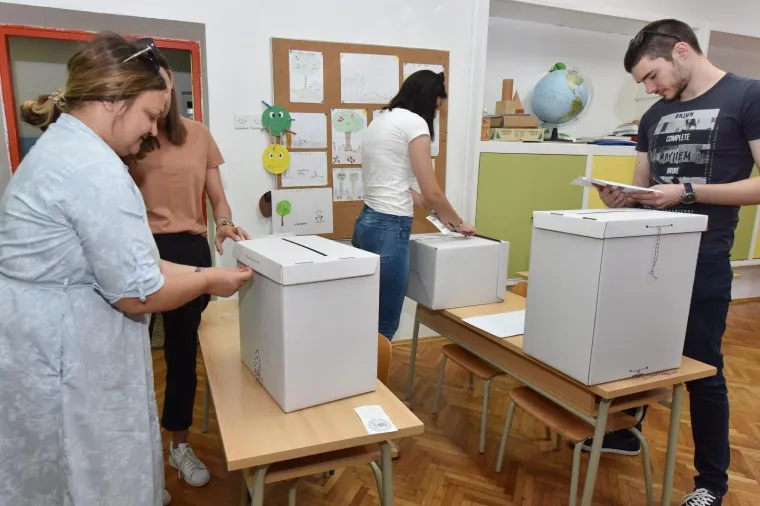 Građani pohrlili na birališta širom Hrvatske: Mnogi pod maskama i sa svojim olovkama, mnogi bez ičega