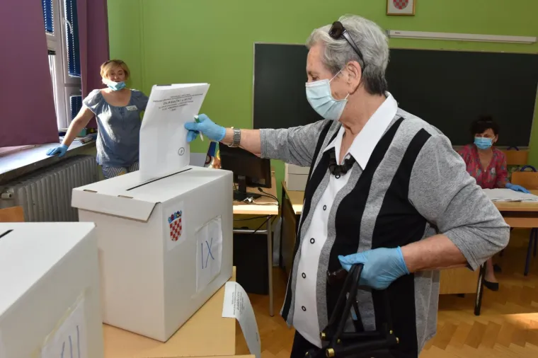 Građani pohrlili na birališta širom Hrvatske: Mnogi pod maskama i sa svojim olovkama, mnogi bez ičega