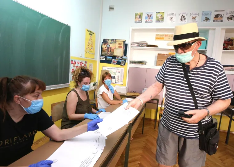 Građani pohrlili na birališta širom Hrvatske: Mnogi pod maskama i sa svojim olovkama, mnogi bez ičega