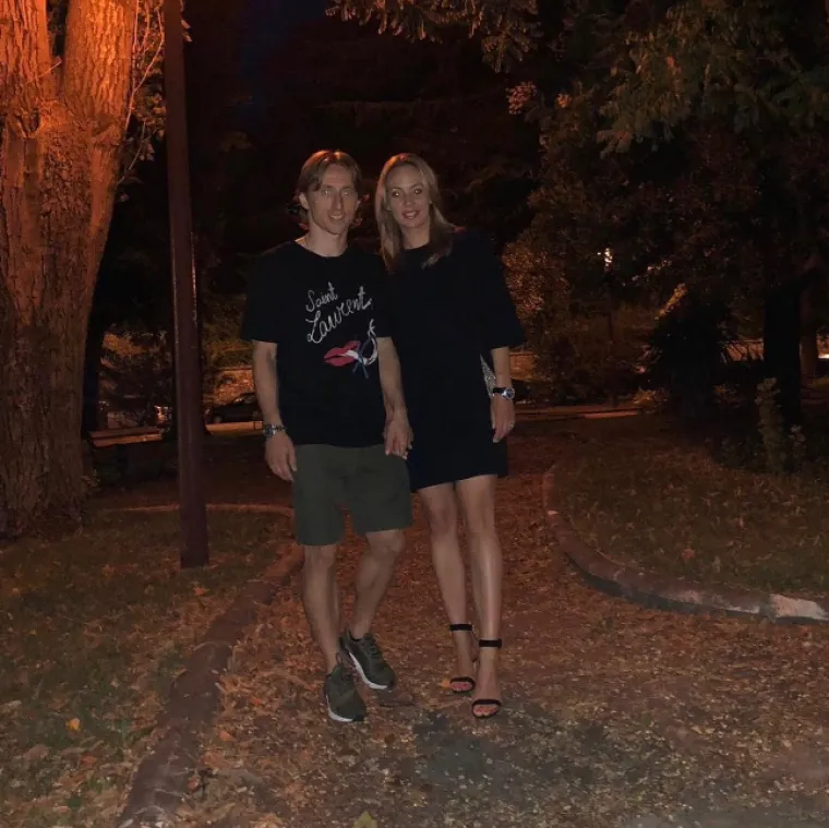 Od Luke je starija šest godina, a spojio ih je jedan poziv: Vanju Modrić ne zanimaju svjetla reflektora, ali se itekako razumije u nogomet