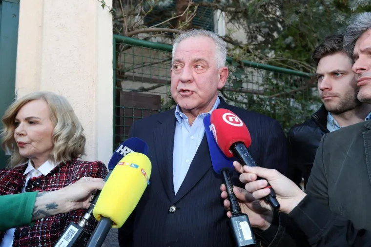 Sanader pred odlazak u zatvor: 'Ovo je predstava i politički montirani proces'