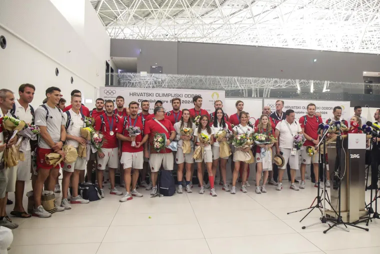 Slikali se, družili i pjevali: Pogledajte kako je izgledalo na dočeku za naše olimpijce