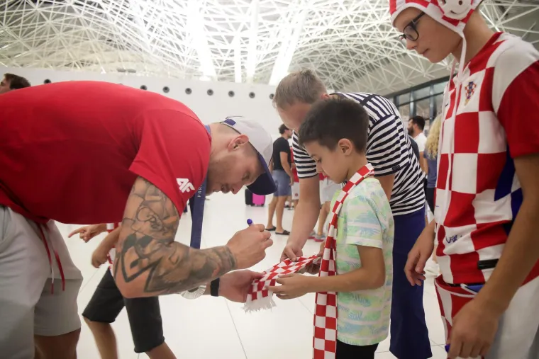 Slikali se, družili i pjevali: Pogledajte kako je izgledalo na dočeku za naše olimpijce