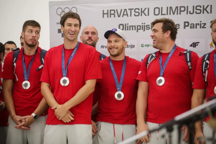 Slikali se, družili i pjevali: Pogledajte kako je izgledalo na dočeku za naše olimpijce