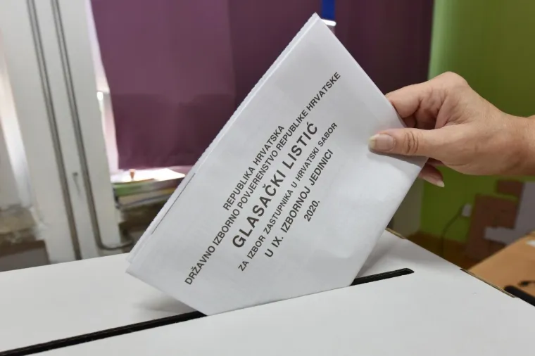 Građani pohrlili na birališta širom Hrvatske: Mnogi pod maskama i sa svojim olovkama, mnogi bez ičega