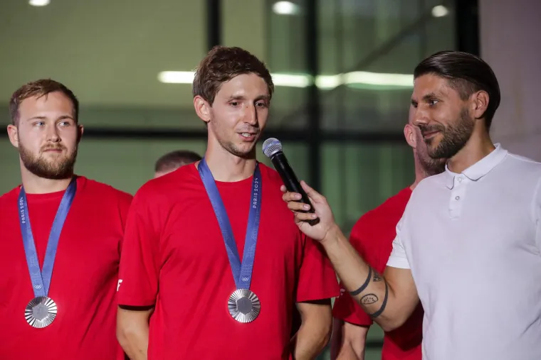 Slikali se, družili i pjevali: Pogledajte kako je izgledalo na dočeku za naše olimpijce