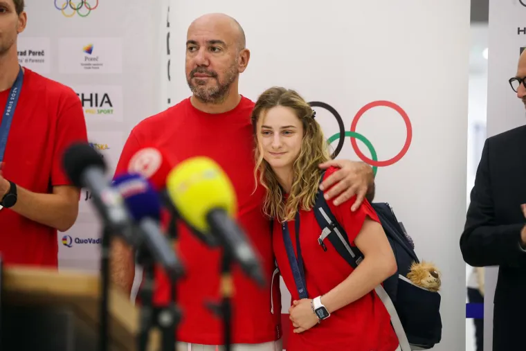 Slikali se, družili i pjevali: Pogledajte kako je izgledalo na dočeku za naše olimpijce
