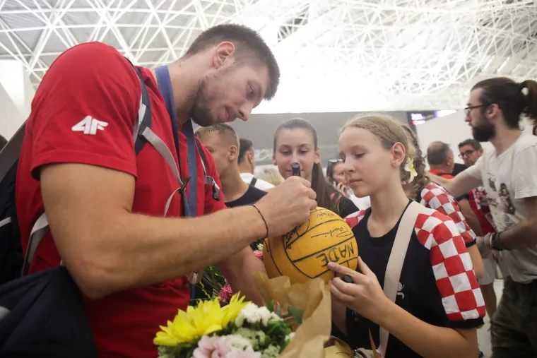 Slikali se, družili i pjevali: Pogledajte kako je izgledalo na dočeku za naše olimpijce