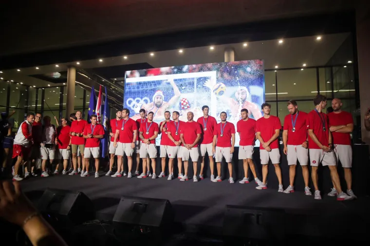 Slikali se, družili i pjevali: Pogledajte kako je izgledalo na dočeku za naše olimpijce