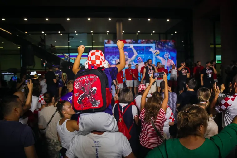 Slikali se, družili i pjevali: Pogledajte kako je izgledalo na dočeku za naše olimpijce