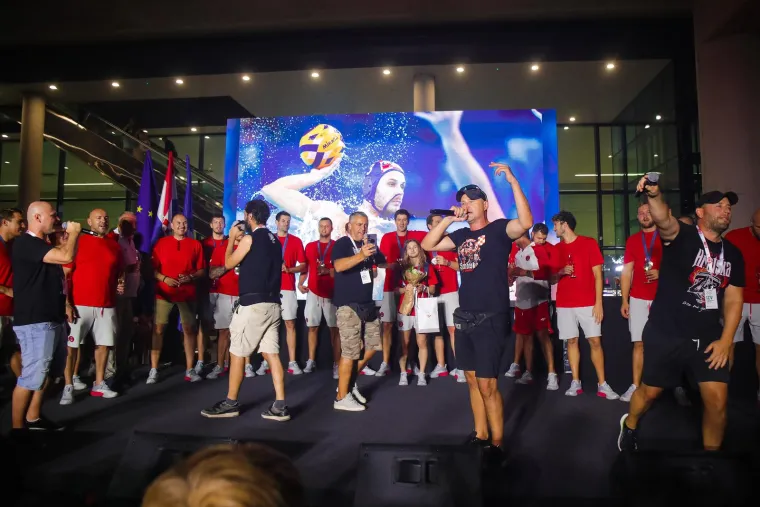 Slikali se, družili i pjevali: Pogledajte kako je izgledalo na dočeku za naše olimpijce