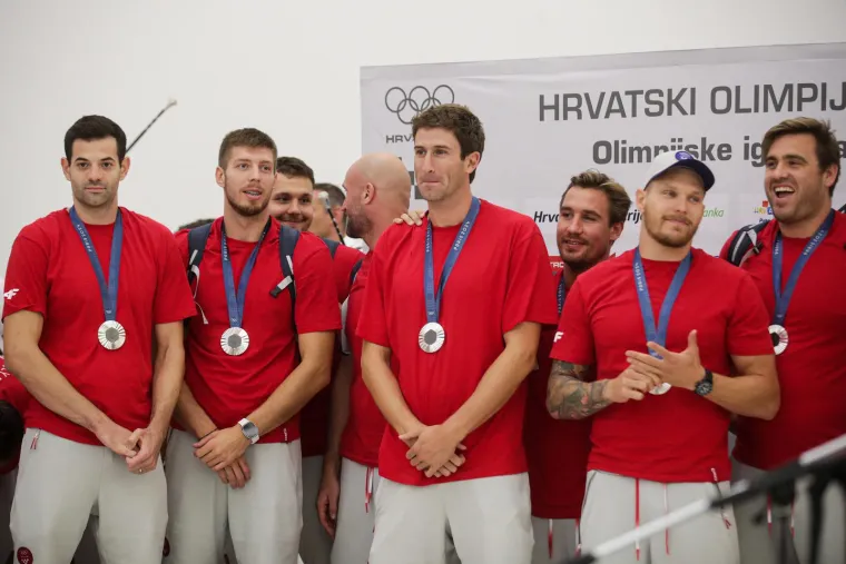 Slikali se, družili i pjevali: Pogledajte kako je izgledalo na dočeku za naše olimpijce