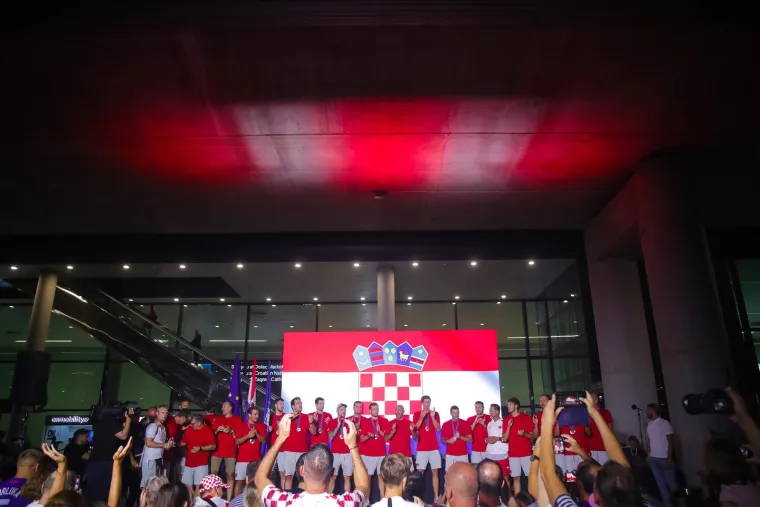 Slikali se, družili i pjevali: Pogledajte kako je izgledalo na dočeku za naše olimpijce