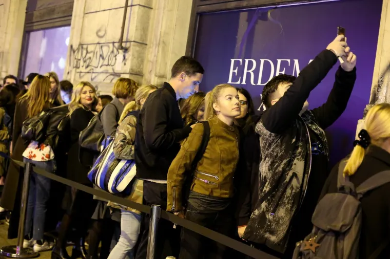 VELIKE GUŽVE NA POČETKU PRODAJE KOLEKCIJE ERDEM: U gomili kupaca snimljena i neka poznata lica
