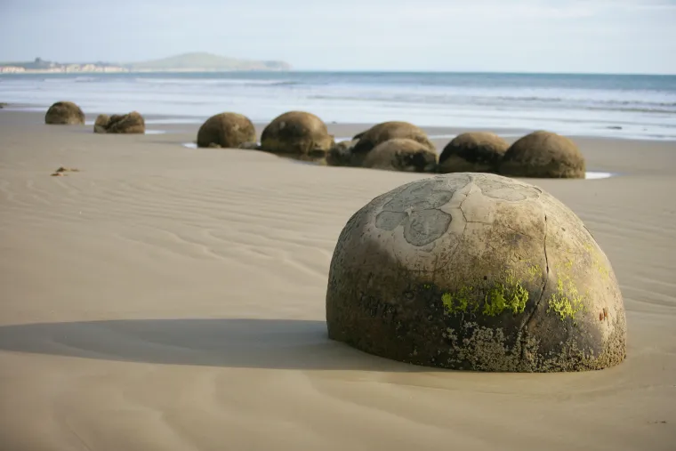 Moeraki Boulders također su velika atrakcija pronađena na obalama Novog Zelanda, a zapravo su po svojoj definiciji velika kružna kamenja stvorena u sedimentu morskog tla prije 60 milijuna godina.