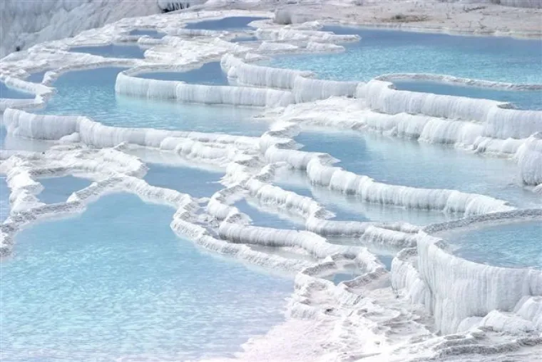 Velika turistička atrakcija su i turske Pamukkale u kojem postoje izvori iznimno vruće vode, koja sadrži veliku koncentraciju kalcijeva bikarbonata. Kada ta vode počne teći, ubrzo se zamrzne tvoreći spektakularan niz terasa.