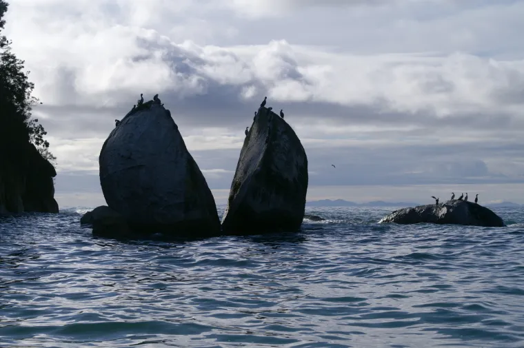 Stijena u obliku jabuke razdvojena na pola, samo je jedna u nizu čuda u novozelandskom nacionalnom parku Abel Tasman i velik je turistički hit jer se mnogi mogu na nju popeti i fotografirati se.