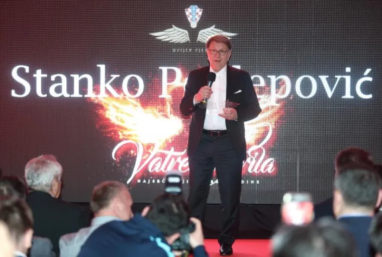 OD ĆORIĆA PREKO ĆORLUKE DO ŠPACE: Ovako su 'Uvijek vjerni' nagradili Vatrene