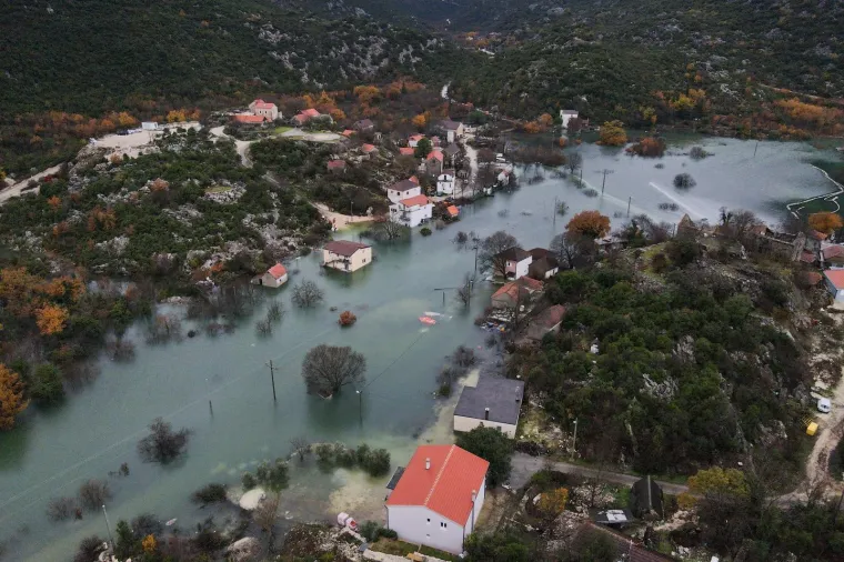 Zbog velike količine oborina od kopna je odsječeno cijelo selo Kokorići.
Photo: Marko Dimic/PIXSELL