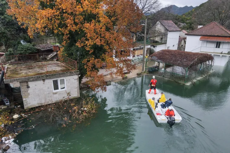 09.12.2020.,Vrgorac - Nezapamćen potop je na vrgorskom području. Pod vodom su ceste, ugrožene su i kuće. Stanje je sve teze iz sata u sat. Mještani iz kuća spašavaju sto se spasiti može.
 Photo: Marko Dimic/PIXSELL