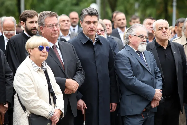 Na Mirogoju se okupilo mnoštvo javnih osoba, većinom lijeve političke provenijencije, među kojima su bili članovi SDP-a, HSLS-a, bivši članovi HNS-a, predstavnici Pravoslavne crkve, antifašističkih udruga...