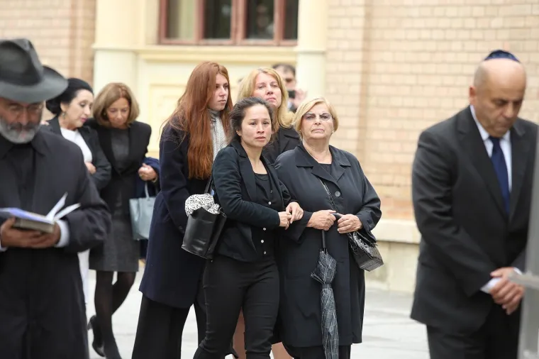 POSLJEDNJI ISPRAĆAJ SLAVKA GOLDSTEINA: Na Mirogoj došle brojne poznate ličnosti, ali baš nitko iz Vlade