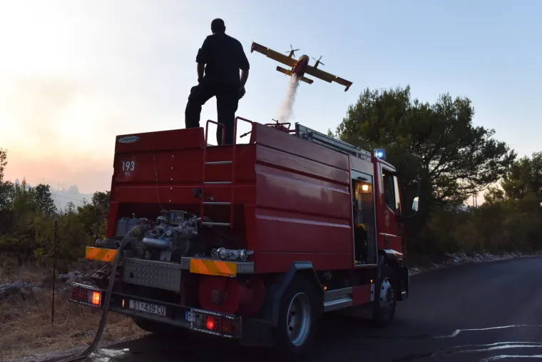 Bilice: požar zaprijetio kućama, u pomoć pristigli kanader i air tractor