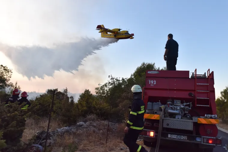 Bilice: požar zaprijetio kućama, u pomoć pristigli kanader i air tractor