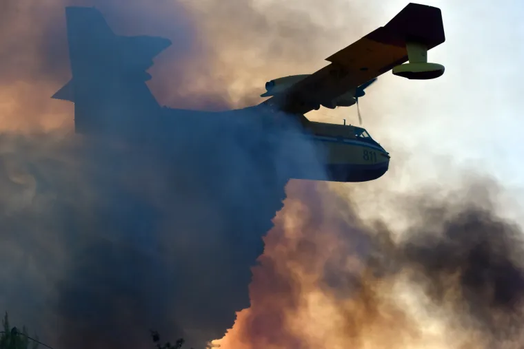 Bilice: požar zaprijetio kućama, u pomoć pristigli kanader i air tractor