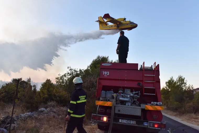 Bilice: požar zaprijetio kućama, u pomoć pristigli kanader i air tractor