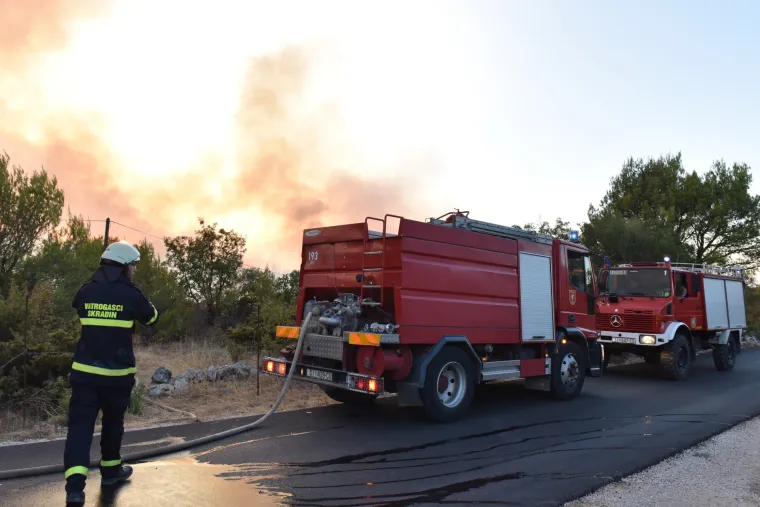 Bilice: požar zaprijetio kućama, u pomoć pristigli kanader i air tractor