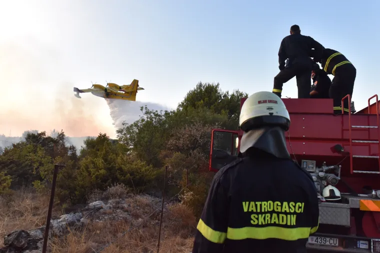 Bilice: požar zaprijetio kućama, u pomoć pristigli kanader i air tractor