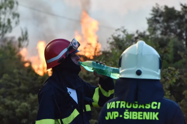 Bilice: požar zaprijetio kućama, u pomoć pristigli kanader i air tractor