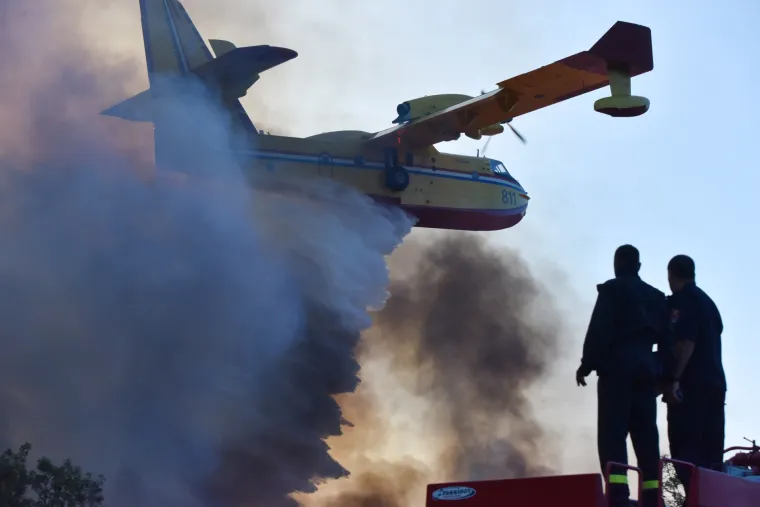 Bilice: požar zaprijetio kućama, u pomoć pristigli kanader i air tractor