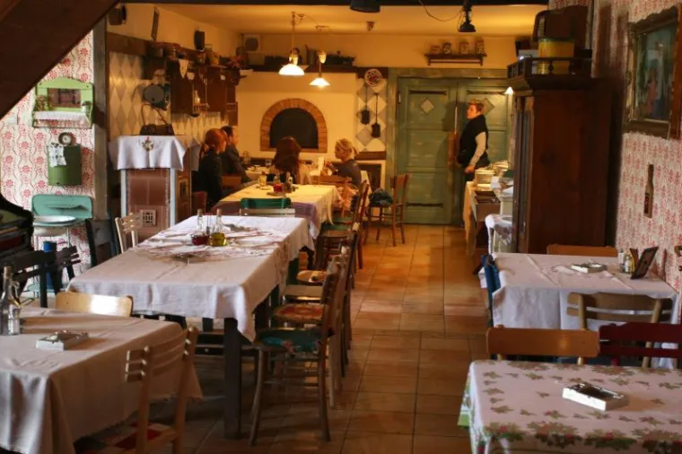 Već su upoznati sa Sevkinim prehrambenim navikama i omiljenim jelima. Tako da cijeli 'komšiluk' zna da glazbenica obožava krumpirove pole te suhe šljive punjene sirom i umotene u slaninu.