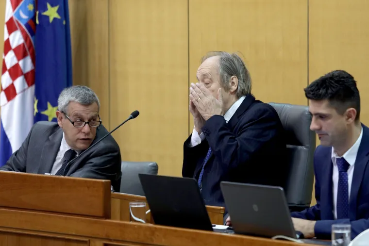 Radin se za vrijeme stanke koju su zatražili zastupnici trudio održati koncentraciju
