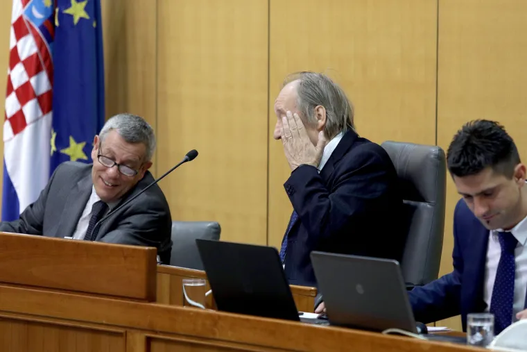 Radin se za vrijeme stanke koju su zatražili zastupnici trudio održati koncentraciju