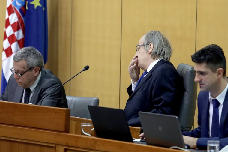 Radin se za vrijeme stanke koju su zatražili zastupnici trudio održati koncentraciju