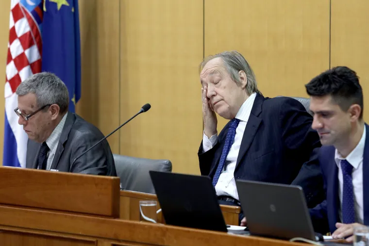 Radin se za vrijeme stanke koju su zatražili zastupnici trudio održati koncentraciju