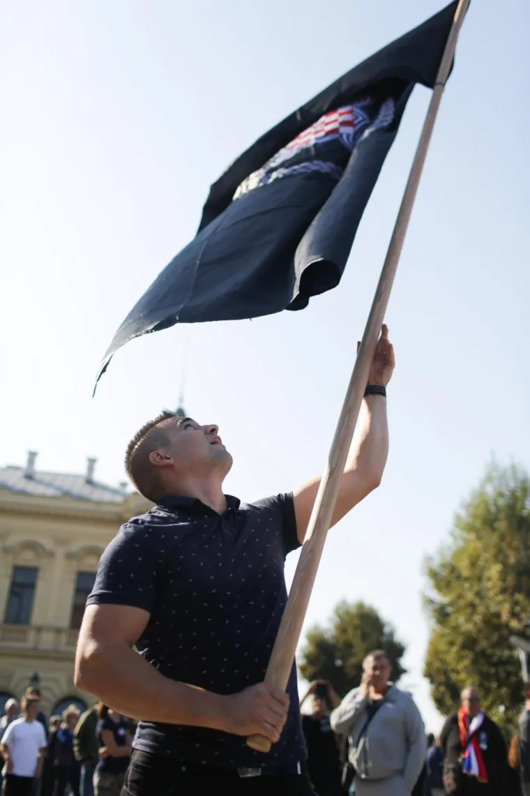 PROSVJED PROTIV VLASTI: U Vukovaru održan prosvjed zbog neprocesuiranja ratnih zločina