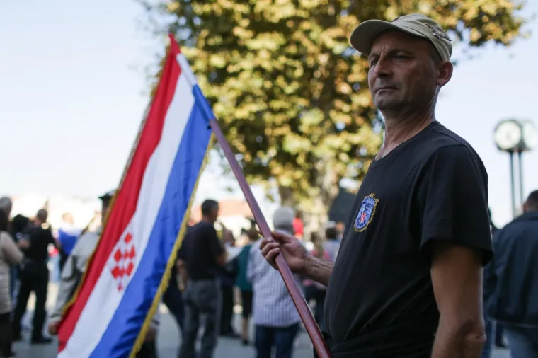 PROSVJED PROTIV VLASTI: U Vukovaru održan prosvjed zbog neprocesuiranja ratnih zločina