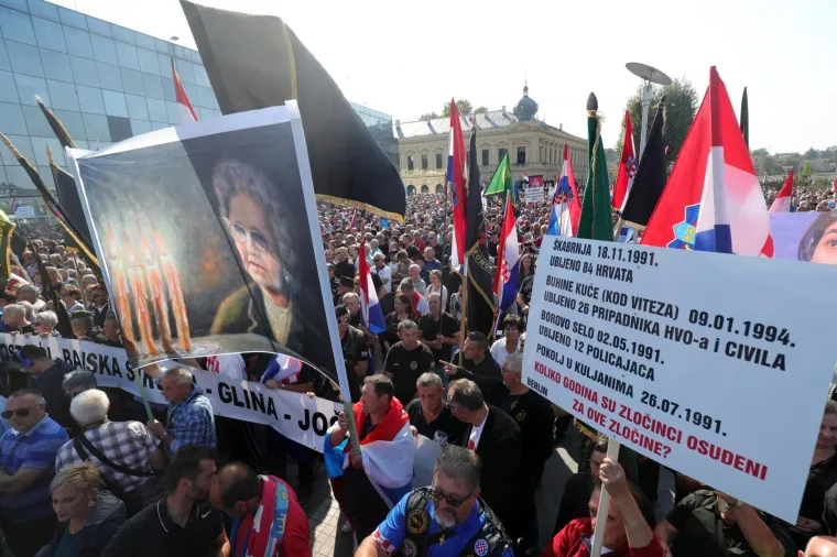 PROSVJED PROTIV VLASTI: U Vukovaru održan prosvjed zbog neprocesuiranja ratnih zločina